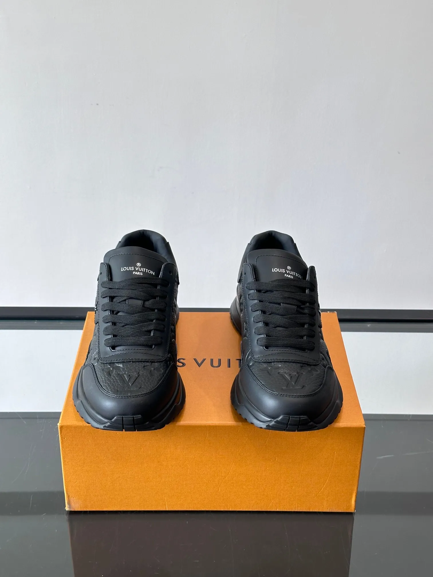 Men's Men's Shoes 💰500 [New Style] 🐡🐡LV🆕RUN AWAY sneakers, this Run Away sneaker is made of first-layer cowhide leather and breathable original material. The wedge-shaped rubber outsole continues the running shoe design, embellished with Monogram flowers, the L V letter is marked on the tongue, and the Louis Vuitton Paris logo is embellished on the back. Paired with brand logo cotton feet, the mesh lining and heel are spliced ​​and wrapped in cowhide, making the upper foot comfortable and breathable! size: 39-44 (38.45.46 customized)
